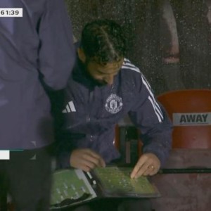 致敬开摆？格林斯比教练认真模仿阿莫林，摆战术板公布首发